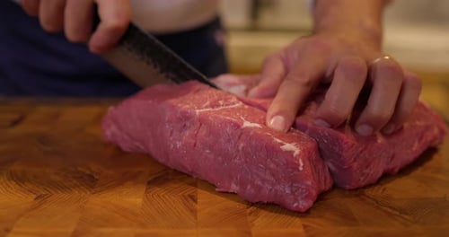 Rinderfilet wird in Scheiben geschnitten und mit einem Messer geschnitten