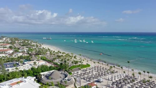 Luftaufnahme von Tropical Escape mit türkisfarbenem Wasser und Palmenstränden