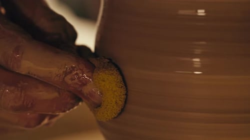 Woman Potter travaille avec de l'argile lors d'une master class sur le processus de travail en studio dans Ceramic Workshop Potter