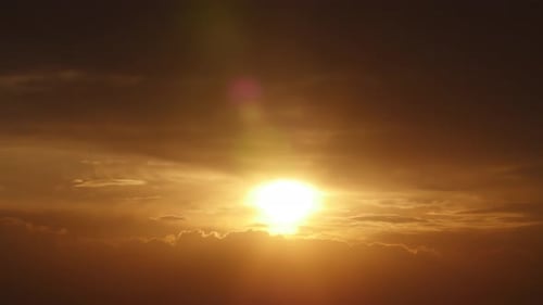 Wunderschöner Sonnenuntergang in goldenen Farben hinter der fließenden Bewegung der Wolken.