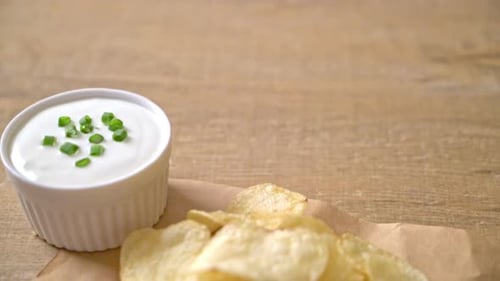 potato chips with sour cream dipping sauce