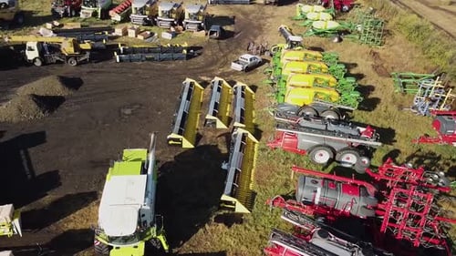 Luftbild des größten Bauernhofs mit Traktoren, Mähdreschern und Landmaschinen in Kasachstan
