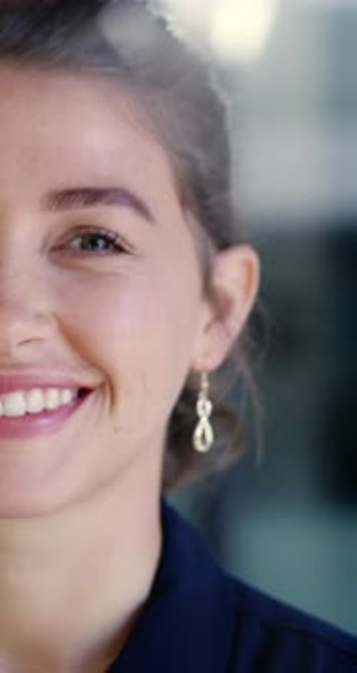 Entreprise, visage ou femme au pouvoir avec fierté, évolution de carrière ou attitude positive à l'égard de l'immobilier