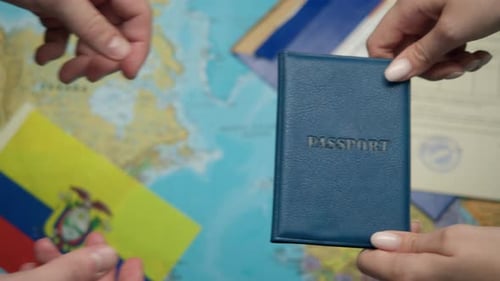 Un fonctionnaire délivre un passeport affirmant la citoyenneté équatorienne avec le drapeau équatorien