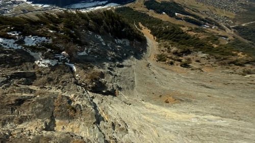 Un Wingsuit BASE jumper volant à Verbier, dans les Alpes suisses, avec des sommets enneigés