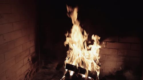 Komfortables Kaminfeuer für ultimative Entspannung Die Flammen tanzen im Feuer