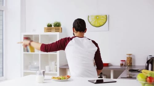 Comida vegetariana, alimentación saludable, personas, tecnología y concepto de dieta: el hombre tiene