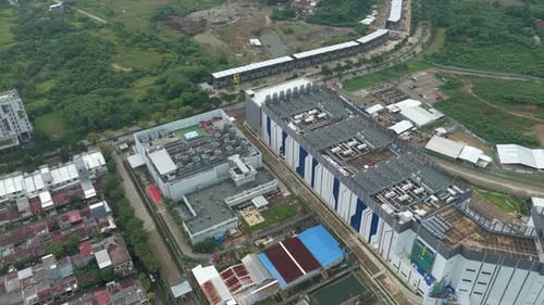 Vista aérea de uma instalação de data center na Indonésia, mostrando a infraestrutura digital em grande escala.