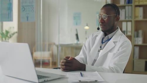 Afroamerikanischer Arzt gibt Online-Beratung