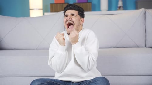 Un jeune homme fou. Des problèmes psychologiques de plus en plus nombreux.