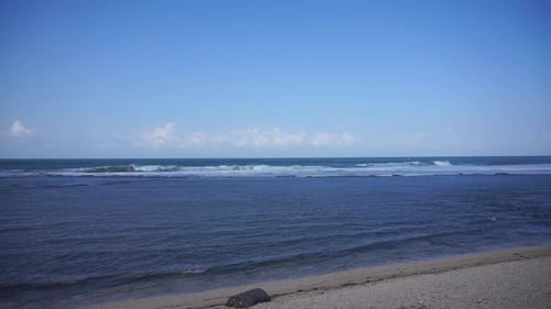 natürliches Panorama mit Meerwasser und Wellen an der Küste unter strahlend blauem Himmel während des Tages