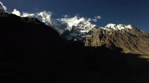 Théâtral prise par Drone du pic Tupopdan, des cônes de Passu à Hunza, au Pakistan, des sommets enneigés avec