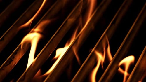 Die Zungen der hellen Feuerflamme in Superzeitlupe