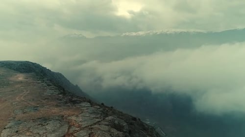 Nebelige Berglandschaft mit Dramatisch Wolken
