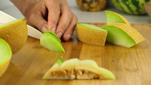 Le
tranchage de précision est utilisé pour enlever la peau dure des morceaux de melon galia.