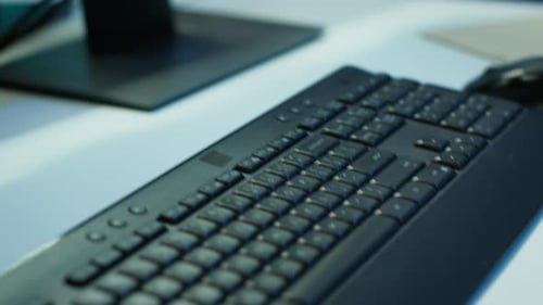 Périphériques et écrans informatiques dans une ferme de serveurs