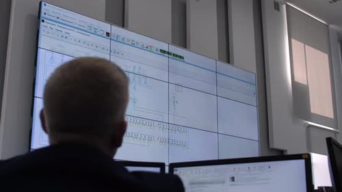 Ingenieur betrachtet Monitor mit Geräteverbindungsschema