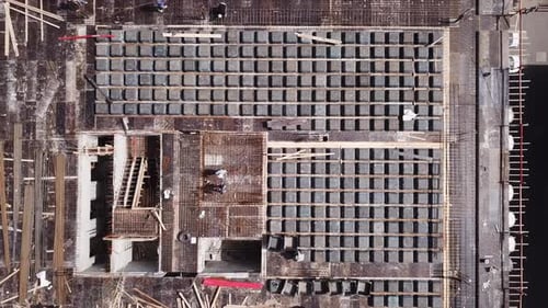 Vista aérea de un sitio de construcción con grúas en funcionamiento