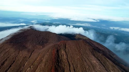 Vista aérea del monte Slamet o Gunung Slamet es un estratovolcán activo
