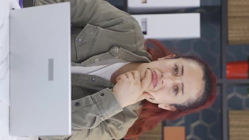 Vertikales Video einer Geschäftsfrau, die sich eine kreative Idee einfallen lässt.