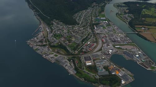 Vista aérea del encantador pueblo de Andalsnes junto al fiordo noruego