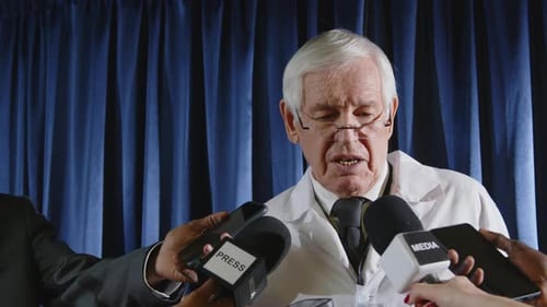 Un haut responsable de la santé accorde une interview à des journalistes lors d'une conférence de presse