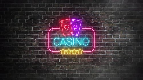 Tabuleta de néon do cassino cintilando no fundo da parede de tijolos. Quadro de néon de cartas e estrelas de pôquer
.