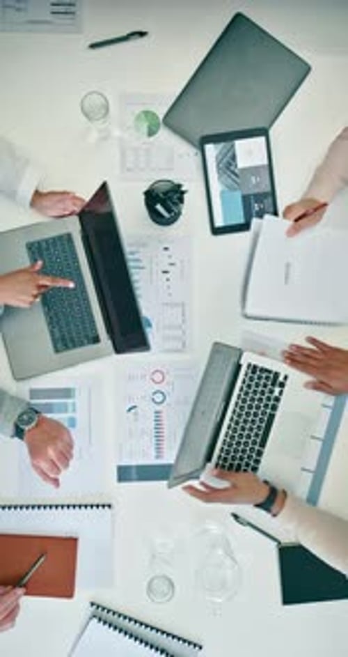 Pessoas de negócios, documentos financeiros e de reuniões em laptop para análise e planejamento