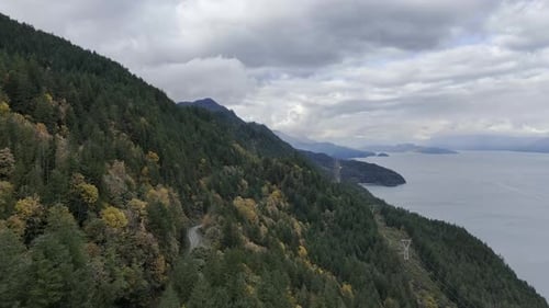 Rodovia panorâmica de montanha costeira com cores de outono na Colúmbia Britânica, Canadá