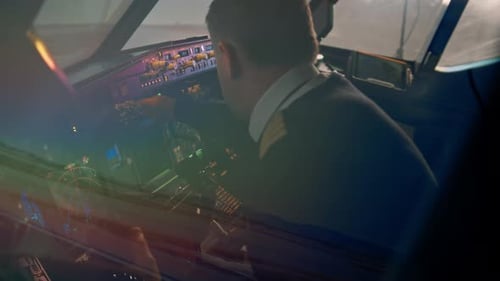 Der Pilot eines modernen Passagierflugzeugs drückt während des Fluges Gas und dreht die Bedientasten