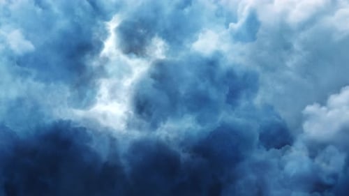 weiße Cumulonimbuswolken am blauen Himmel, die sich in ein Gewitter verwandelten
