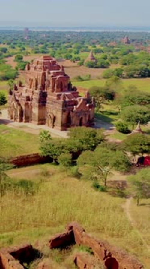 Lever de soleil au-dessus des temples et des pagodes de Bagan, Myanmar