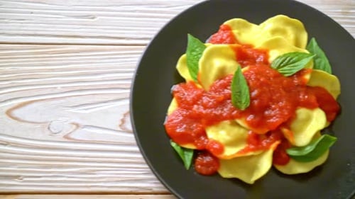 Ravioli with tomato sauce and basil