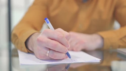 Nahaufnahme von Handschrift auf Papier