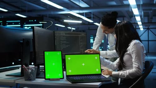 Mitarbeiter verwenden Greenscreen-Geräte in der Serverfarm, die für die Automatisierung verwendet wird