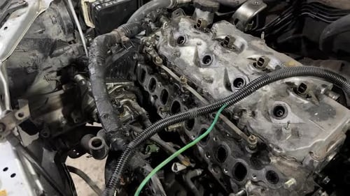 Demontierter Motor von einem 4x4-LKW. Reparatur in der mechanischen Werkstatt. Nahaufnahme.