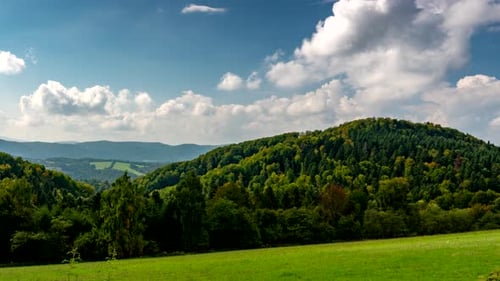Wolken und Schatten bewegen sich.