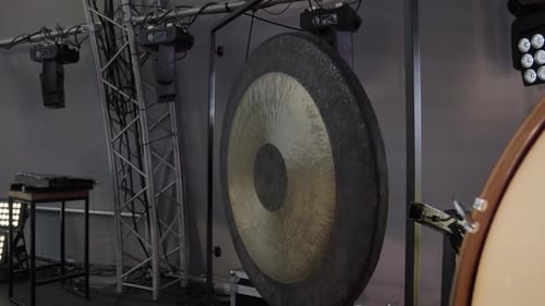 Ein beeindruckendes Setup mit einem Gong und einer Basstrommel, ideal für spannende Auftritte Clip