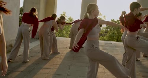 Bailarines de danza interpretativa con camisas atadas, arte moderno