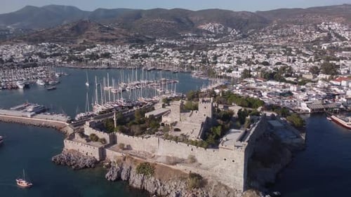 Fantastische Luftaufnahme der Burg von Bodrum und des Yachthafens von Bodrum, Türkei