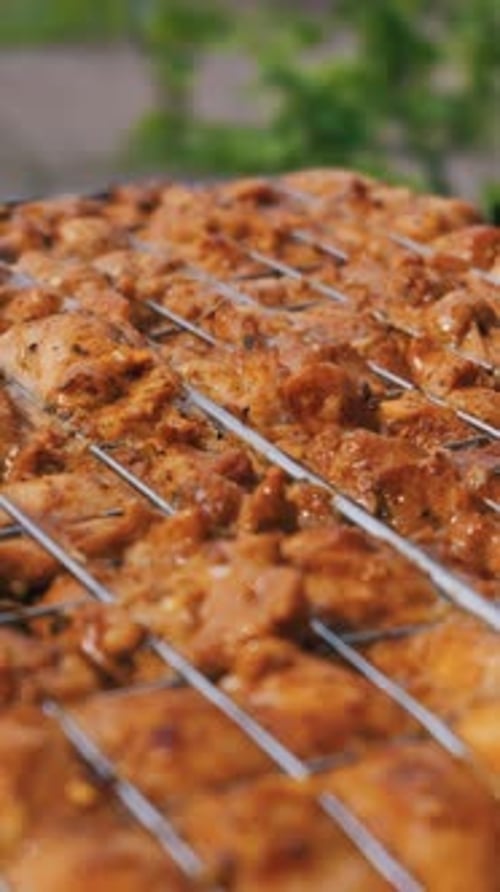 Morceaux de viande marinés grillés sur une grille de barbecue en plein air