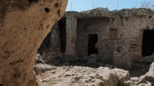 Découverte panoramique des vieilles ruines en pierre d'une ancienne nécropole romaine à Anavargos Paphos, à Chypre.