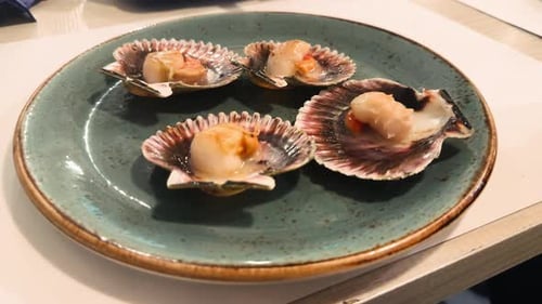 Les pétoncles grillés sont un plat classique, simple et délicieux de la cuisine galicienne.
