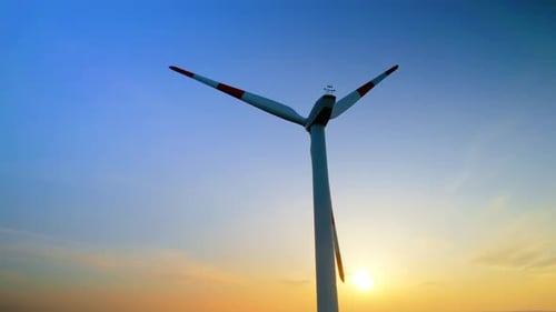 Stromerzeuger für Windturbinenenergie bei Sonnenuntergang