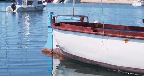 Fischer-Motorboot aus Holz, das am Pier im Meer festgemacht ist