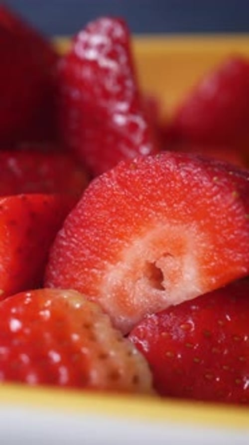 Reife rote Erdbeeren in einer Schüssel auf dem Tisch
