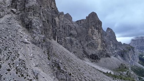 Massives montagnes des Dolomites, Drone aérien survole la vue arrière