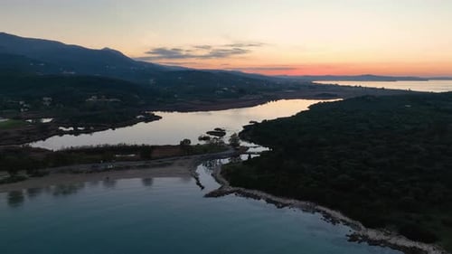 Superbe retrait d'un Drone au-dessus de la lagune d'Antinioti à Corfou, en Grèce,