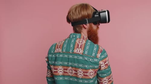 Homem usando o aplicativo de capacete de fone de ouvido de realidade virtual para jogar o jogo 3D de inovação de simulação em óculos de realidade virtual
