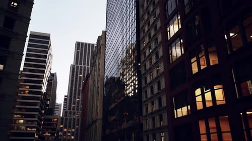 Paisaje urbano con torres brillantes que reflejan los edificios históricos y modernos vecinos